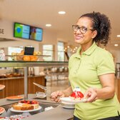 Mitarbeiterin lachend am Arbeiten